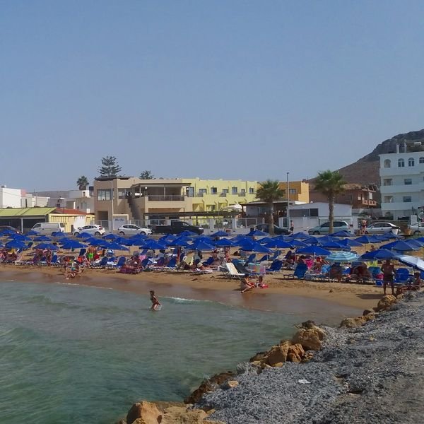 Gournes Beach accanto al CRETAquarium, vicino a Gouves